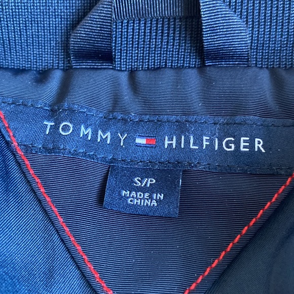 Tommy Hilfiger navy quilted spring jacket. Zippered front and pockets. Small 💙 - Picture 9 of 16